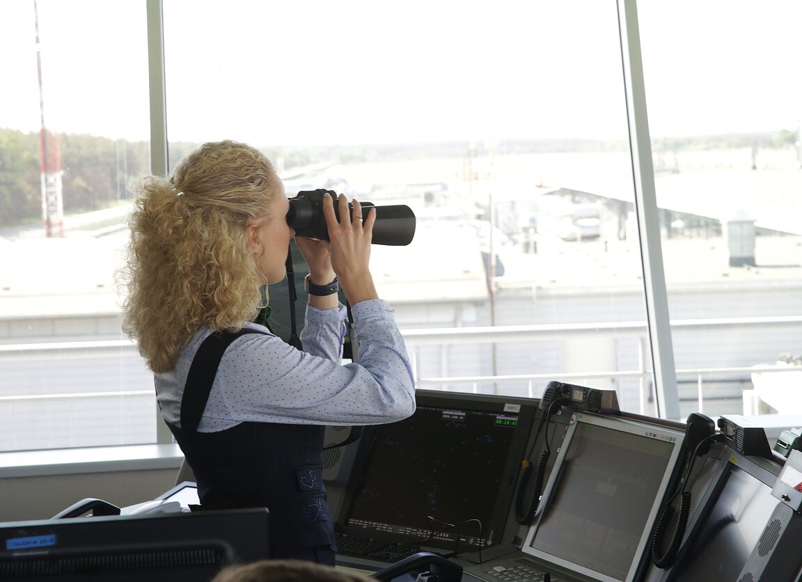 Skrydžių vadovė – apie darbo kasdienybę, avarines situacijas ir per aviaciją sutiktą vyrą