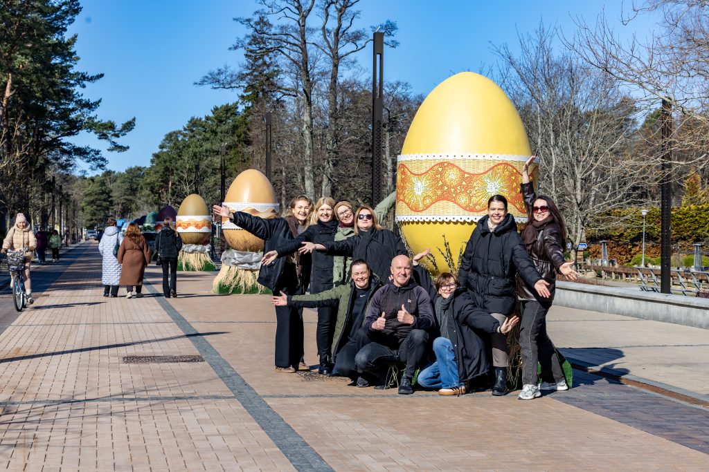 Į Palangos J. Basanavičiaus gatvę atriedėjo margučiai – Palangos kultūros centras