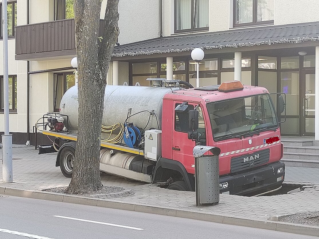 Prie Palangos savivaldybės atsivėrė įgriuva – joje įstrigo sunkvežimis