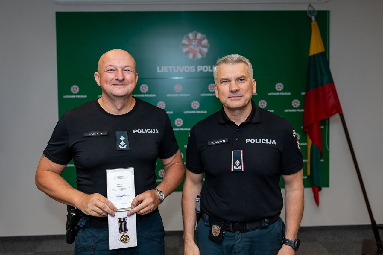 Palangos policijos komisariato viršininkui Kęstučiui Bončkui – apdovanojimas už ilgametę tarnybą